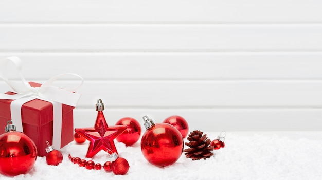 Decoração de feriados de Natal vermelho em branco