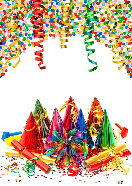 Foto decoração de festa de ano novo. guirlandas multicoloridas, serpentina, chapéus e confetes em fundo branco