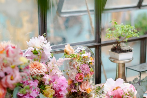 Decoração de flores desabrochando em floricultura