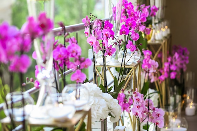 Decoração de flores e velas rosa