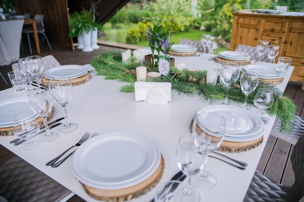 Decoração de flores em uma mesa em um restaurante