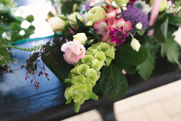 Decoração de flores frescas de um arco de casamento