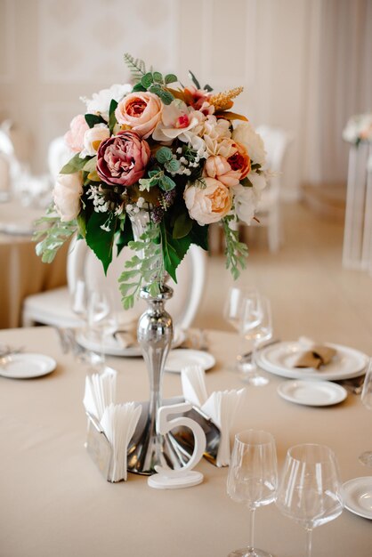 decoração de flores na mesa de casamento