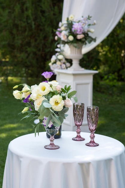 Decoração de flores para o close da cerimônia de casamento