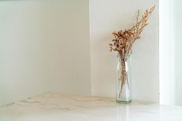 Decoração de flores secas em vaso de vidro