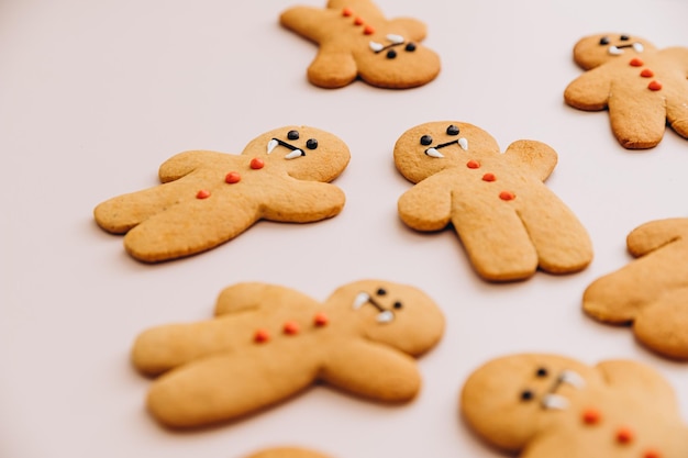 Decoração de foco seletivo de biscoitos assustadores de halloween no fundo preto estilo Halloween