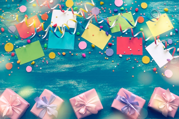 Foto decoração de fundo azul festivo brilhante para férias coloridas confete serpentina caixa de presentes de papel