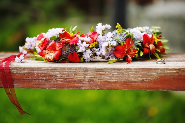 Decoração de grinalda de flores com alianças