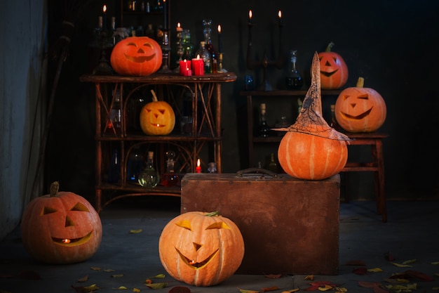 Decoração de halloween com abóboras e poções mágicas internas