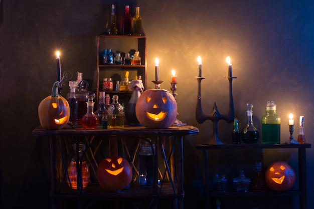 Decoração de Halloween com abóboras e poções mágicas internas