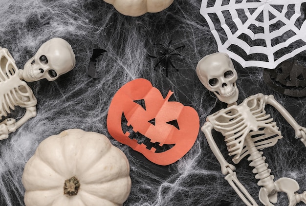 Decoração de Halloween com teias de aranha em fundo preto Doces ou travessuras Flat lay