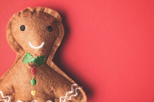 Decoração de homem de gengibre de natal em um fundo vermelho