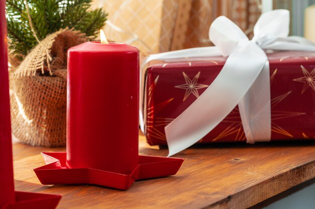 Decoração de interiores com velas vermelhas e brancas de Natal