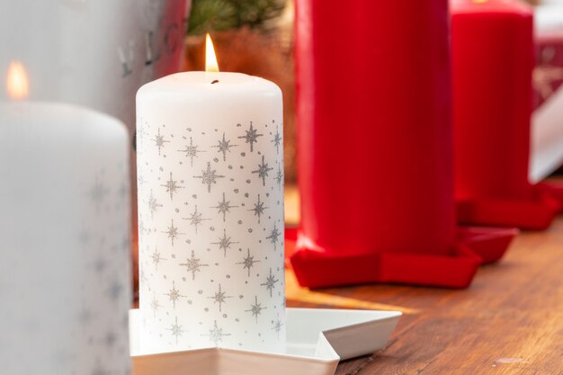 Decoração de interiores com velas vermelhas e brancas de Natal