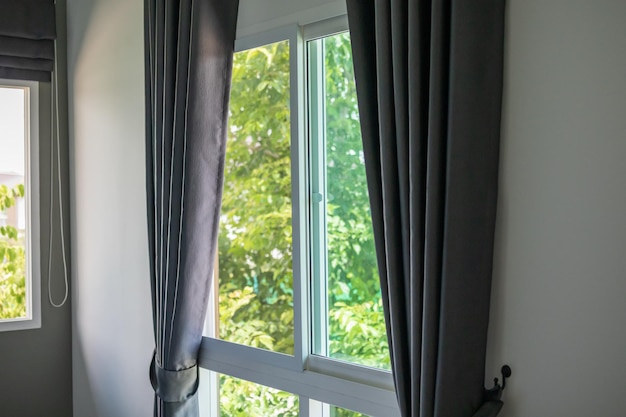 Decoração de interiores de janela de cortina no quarto de cama