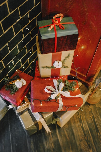 Decoração de interiores de natal em cores clássicas vermelho e verde, estilo vintage de natal