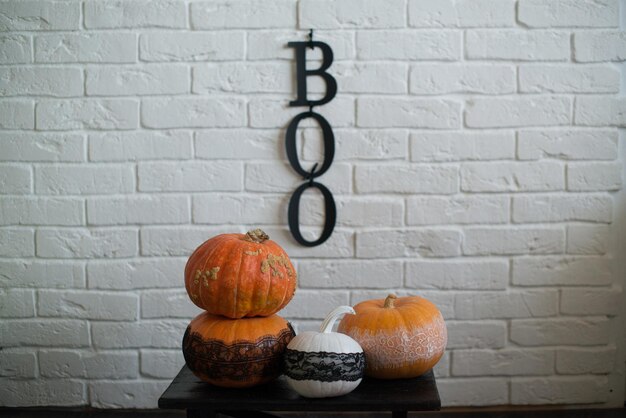 Decoração de interiores no outono ao estilo de Halloween com a inscrição boo