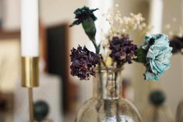 Decoração de interiores para casa. frasco de vidro com flores secas, vaso e vela. decoração da sala.