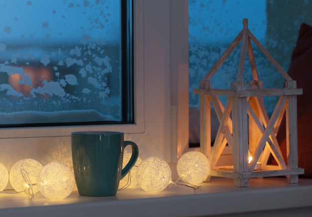 Decoração de inverno com velas e guirlanda