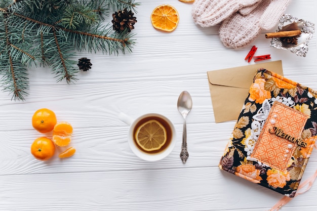 Decoração de inverno e comida em fundo de madeira.