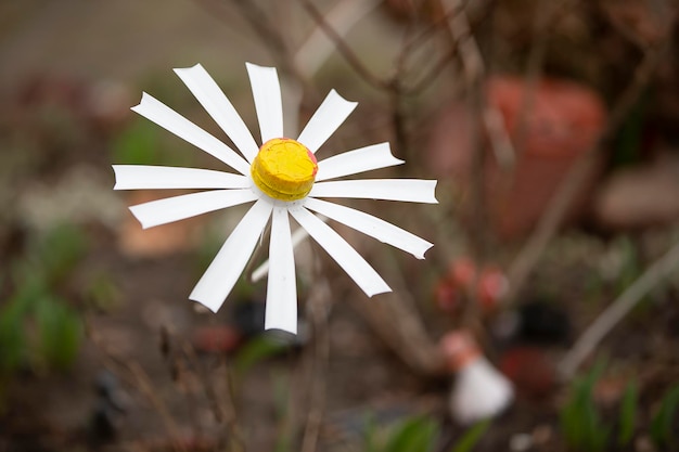 Decoração de jardim feita de plástico reciclado Camomila de uma garrafa de plástico