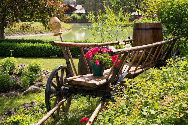 Decoração de jardim ucraniana. Carrinho de madeira velho