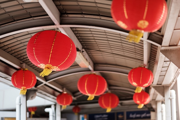 Decoração de lanterna tradicional chinesa na cidade. celebrações do ano novo lunar chinês e conceito de férias