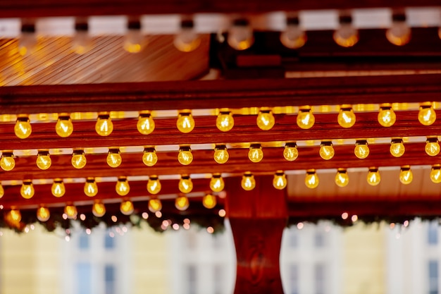 Decoração de luzes de fada de casas de madeira no mercado de Natal em Wroclaw, Polônia