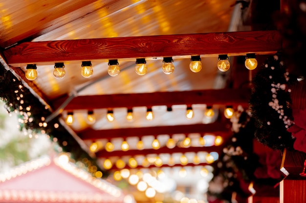 Decoração de luzes de fada de casas de madeira no mercado de natal em wroclaw, polônia