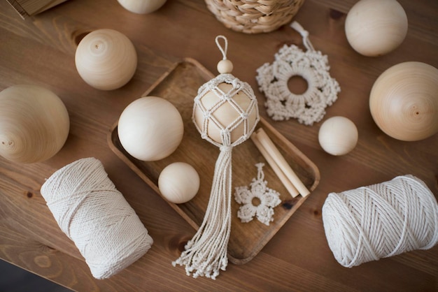 Decoração de macramê em caixa de madeira, bola de natal e estrelas, feitos à mão, materiais de hobby.