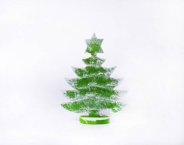 Foto decoração de madeira da árvore de natal em branco. inspiração de natal.