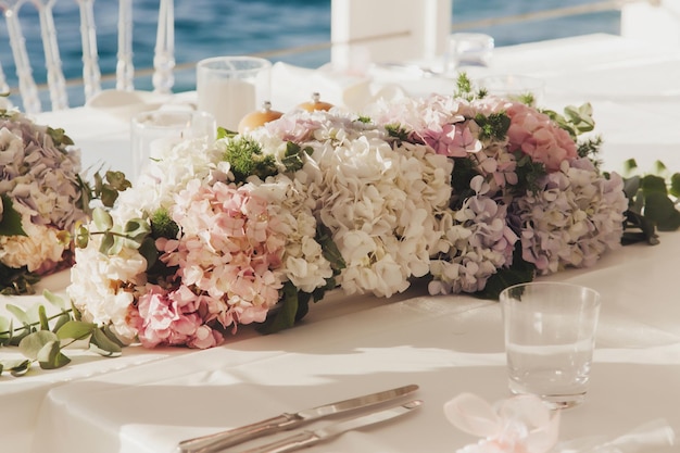 Decoração de mesa de casamento com flores ao ar livre no fundo do mar