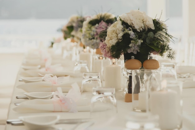 Decoração de mesa de casamento com flores ao ar livre no fundo do mar