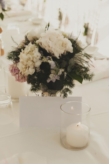 Decoração de mesa de casamento com flores ao ar livre no fundo do mar