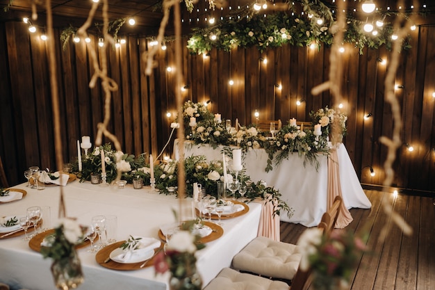 Decoração de mesa de casamento com flores na mesa, decoração de mesa de jantar à luz de velas.