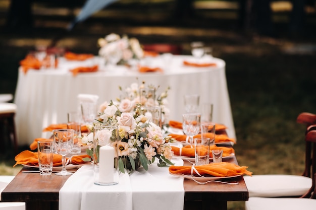 Decoração de mesa de casamento com flores na mesa, decoração de mesa de jantar.