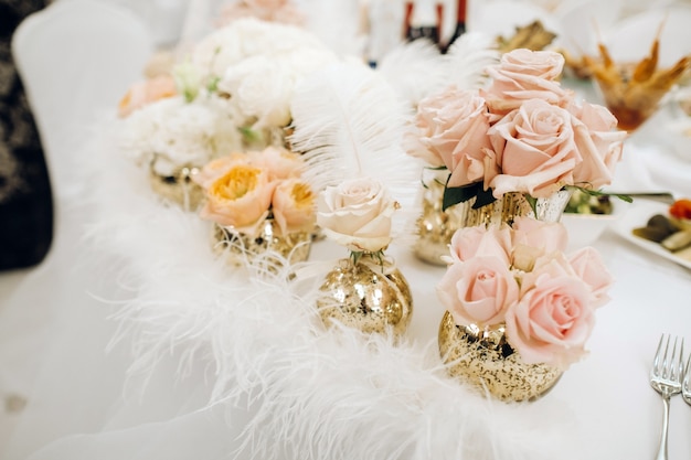 Decoração de mesa de casamento com flores na mesa do castelo, decoração de mesa para jantar à luz de velas. Jantar com velas