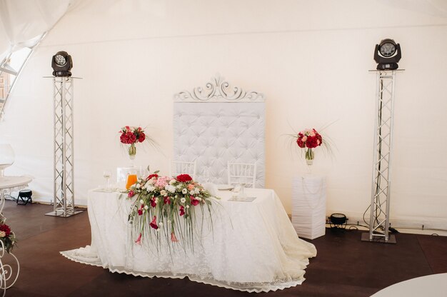 Decoração de mesa de casamento com flores na mesa do castelo, decoração de mesa para jantar à luz de velas. Jantar com velas.