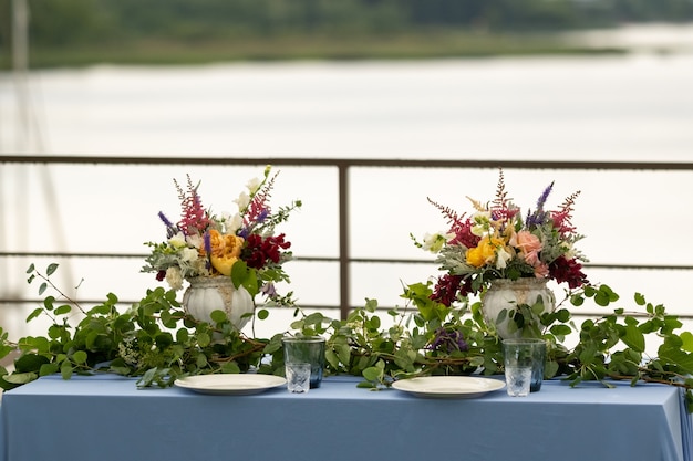 Decoração de mesa de casamento com flores na mesa do castelo