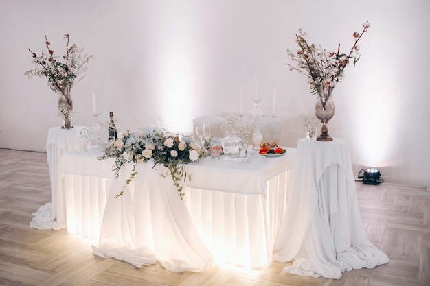 Decoração de mesa de casamento com flores na mesa em estilo de inverno