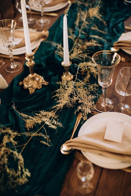 Decoração de mesa de casamento elegante em tons dourados e verdes
