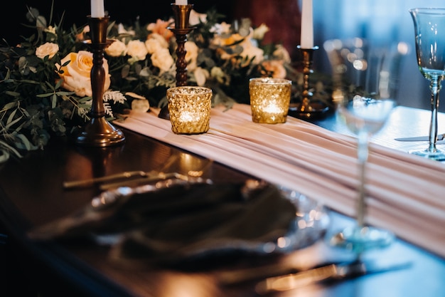 Decoração de mesa de casamento na mesa do castelo, talheres na mesa