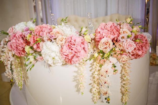 Decoração de mesa de casamento para recém-casados com flores frescas