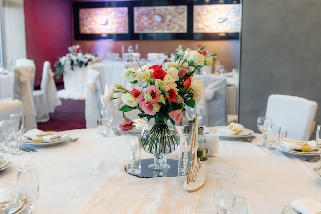 Decoração de mesa de flores para festas e jantares de casamento