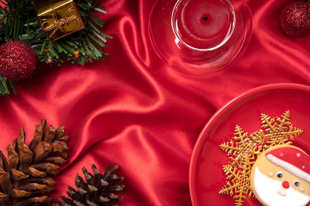 Decoração de mesa de Natal com um prato de biscoito revestido de açúcar e uma vela perfumada