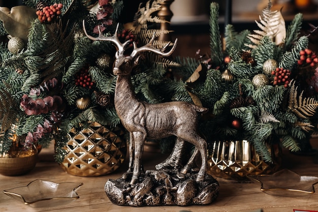 Decoração de mesa de Natal, mesa de banquete com copos antes de servir a comida, close-up da mesa de jantar de Natal com enfeites sazonais, copos de cristal e cervos decorativos