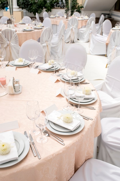 Decoração de mesa e serviço no restaurante