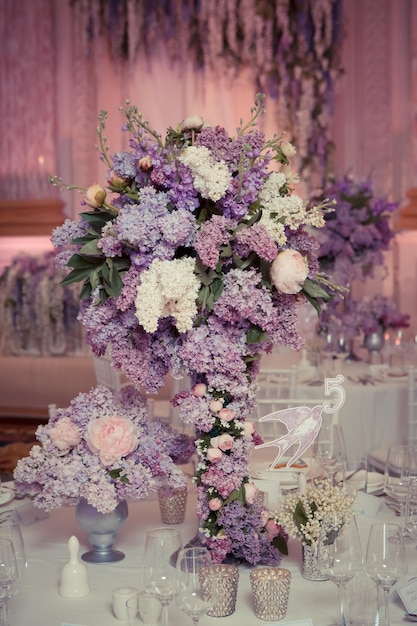 Decoração de mesa festiva em cores lilás