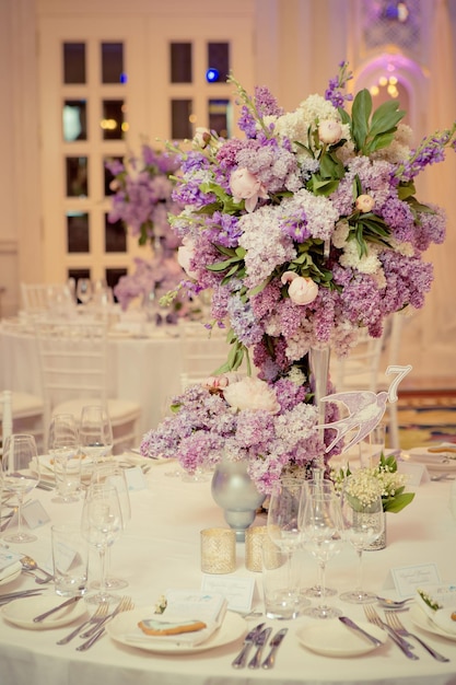 Decoração de mesa festiva em cores lilás