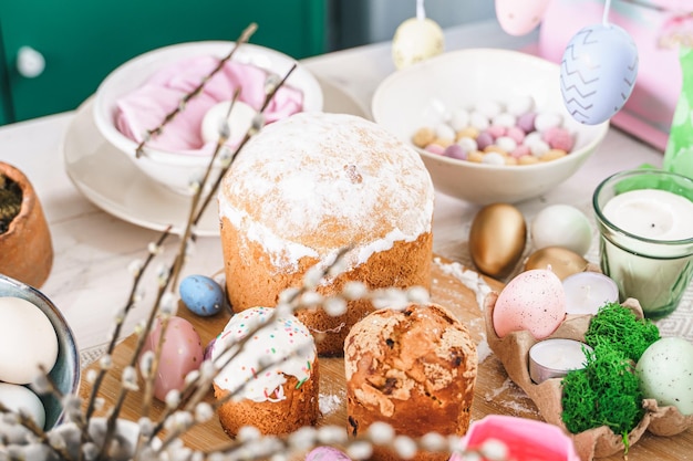 Decoração de mesa para a celebração da Páscoa na cozinhaPaisagem de mesa para o feriado da Páscoa em casaFamília religiosa tradicional cristianismo festivorefeição católica comidaPop color eggscakecoelho divertidodoce doce